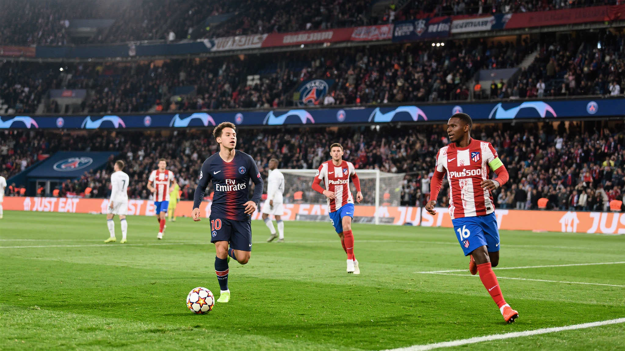 近年来，足球不仅成为全球体育赛事的焦点，同时也演变